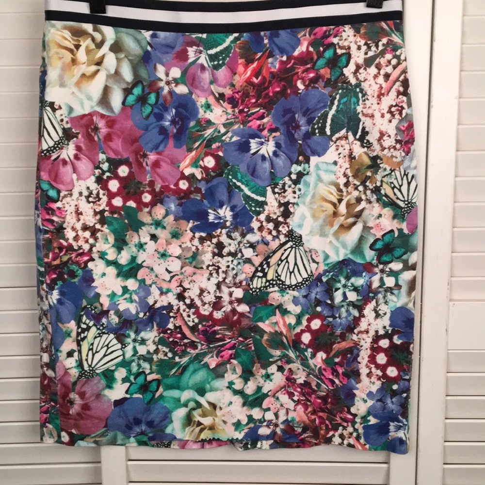 Tommy Hilfiger Floral Skirt w back zip. Butterfly Print.